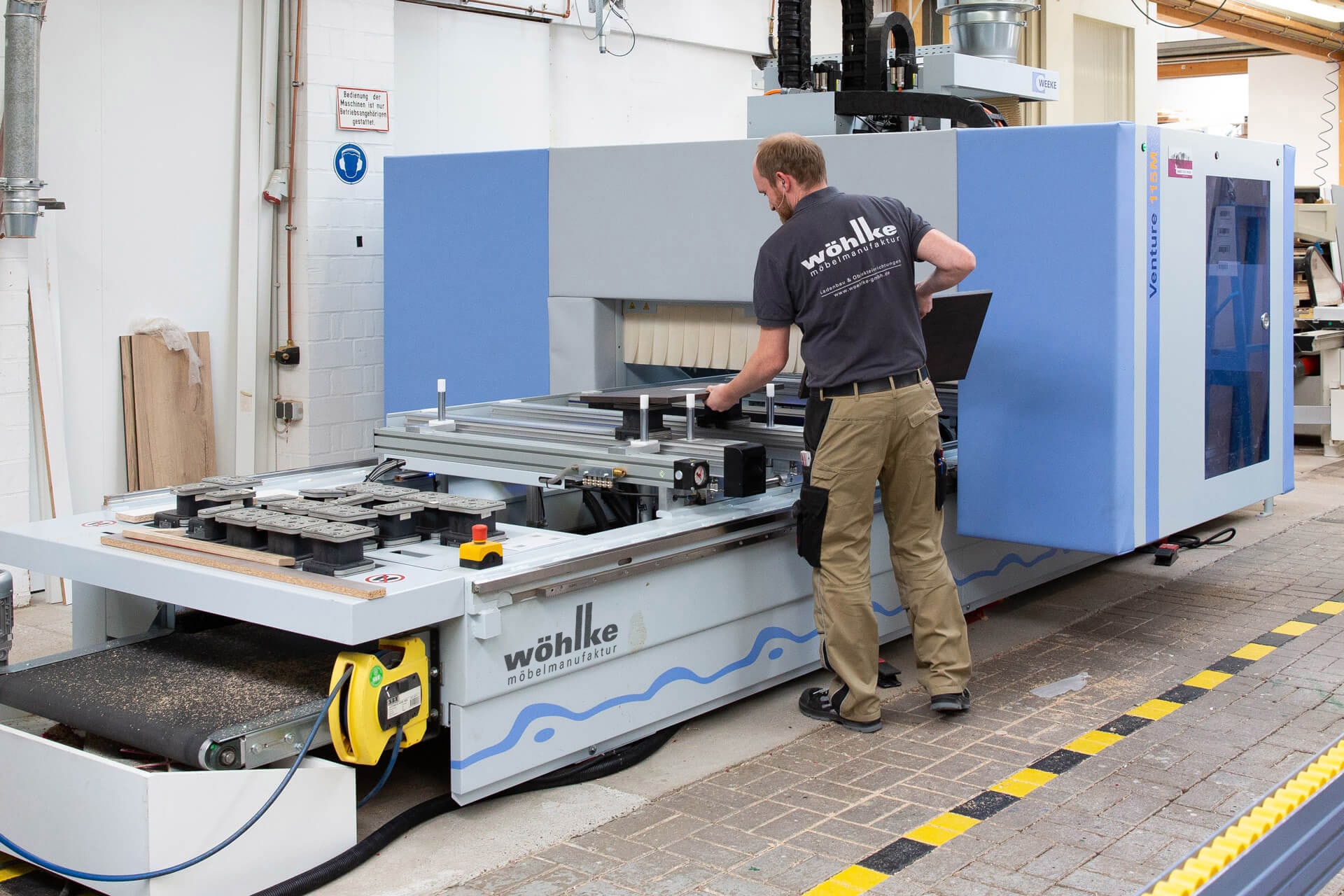 Mitarbeiter an der CNC Maschine