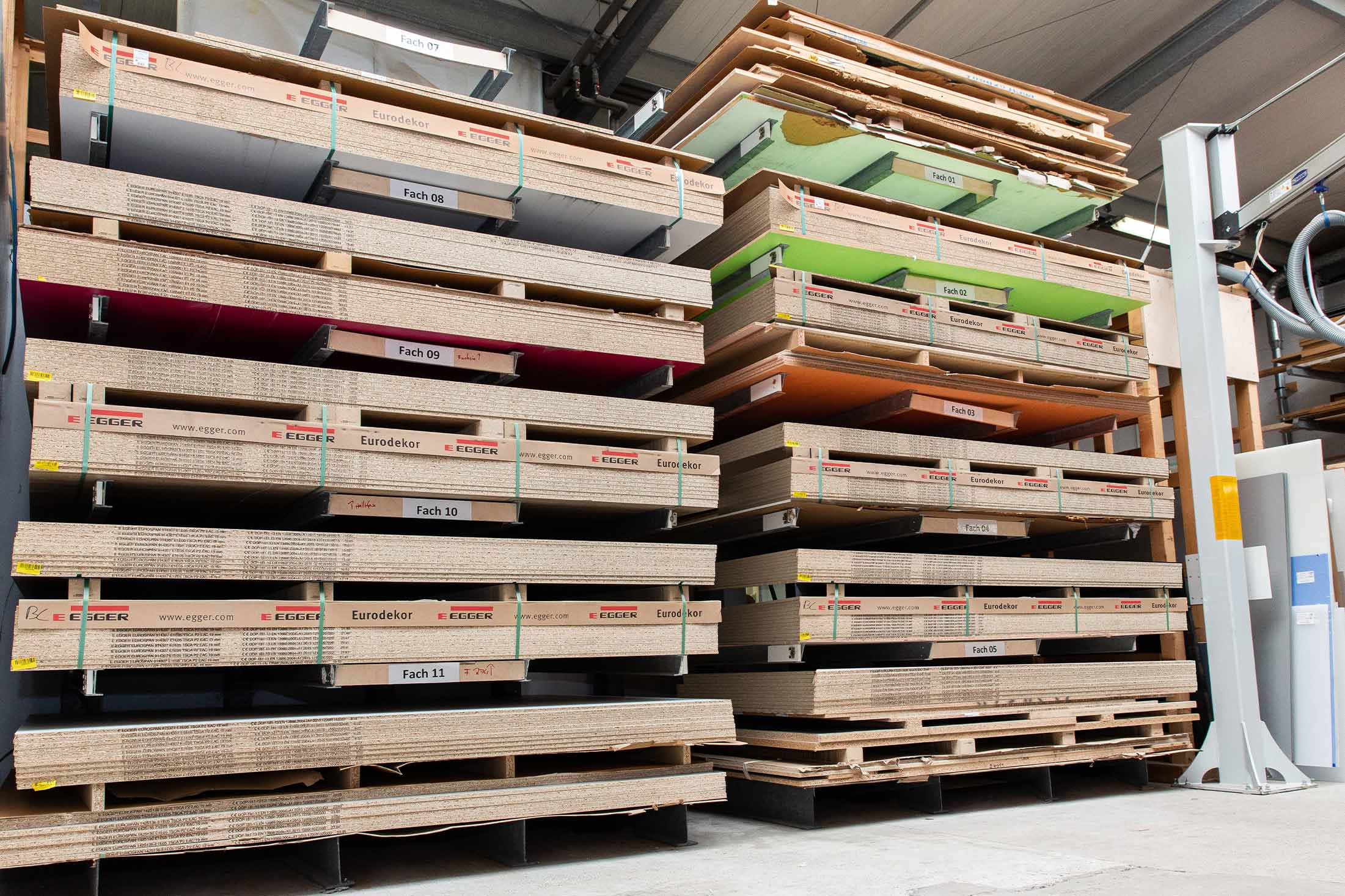 Hochregallager mit Hölzern