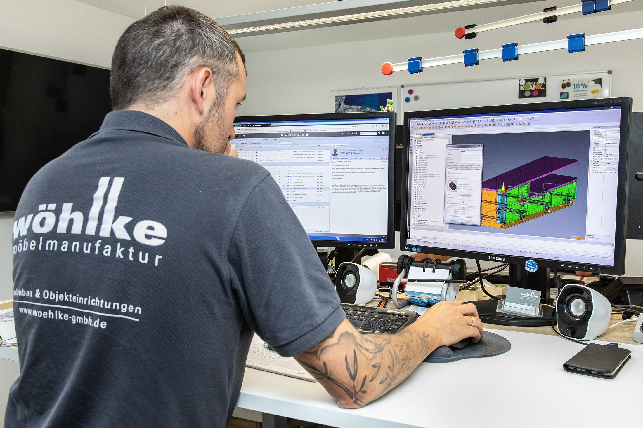 Mitarbeiter vor PC-Monitor