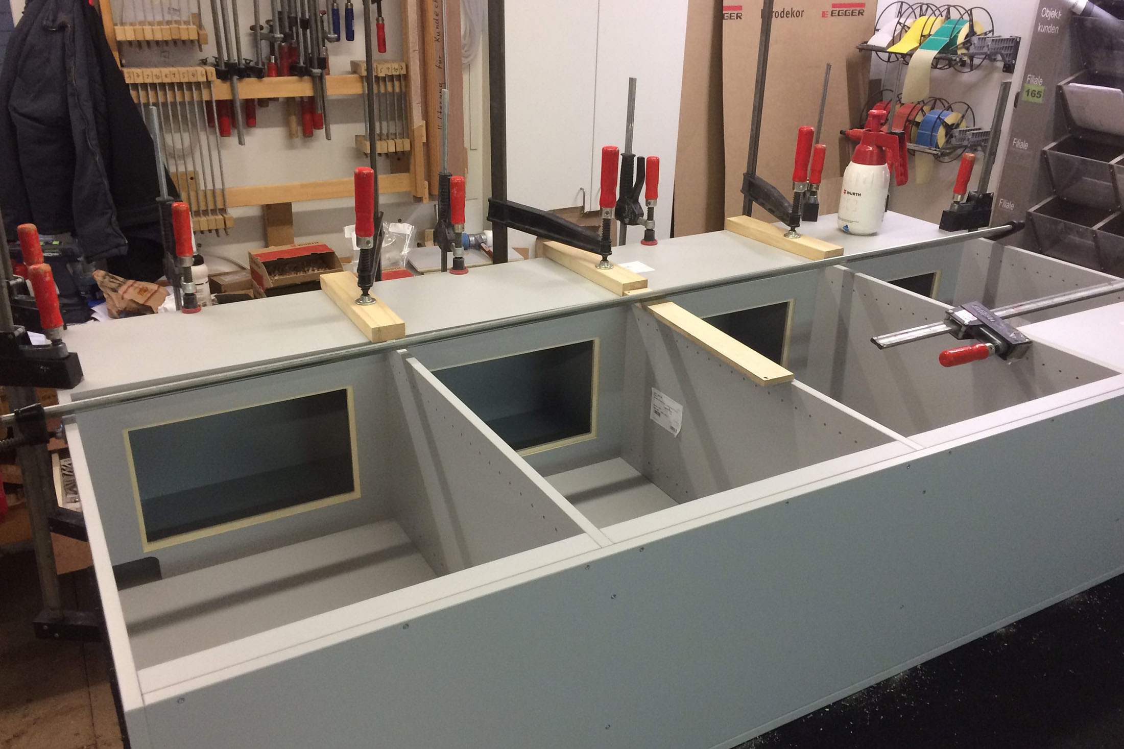 Ein Regal wird geleimt