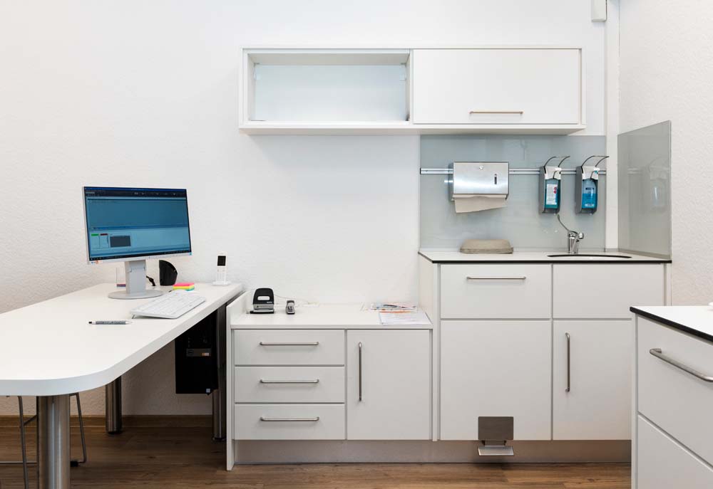 Arbeitszimmer in Arztpraxis. Schränke und Schreibtisch