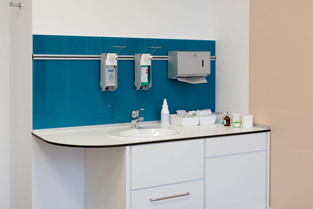 Spültheke mit Seifen- und Desinfektionspender.